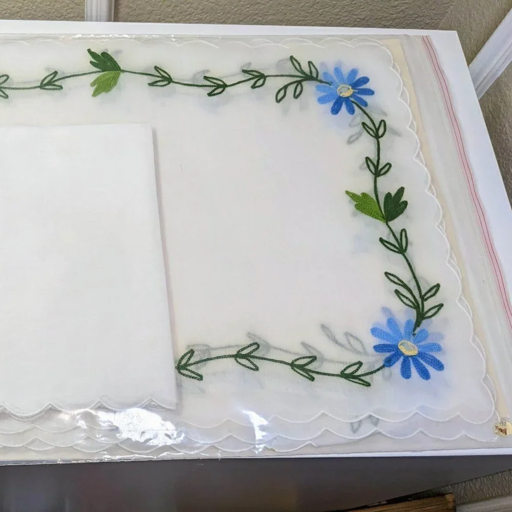 Daisy Embroidered Lace Placemats & Napkins Set (x4)